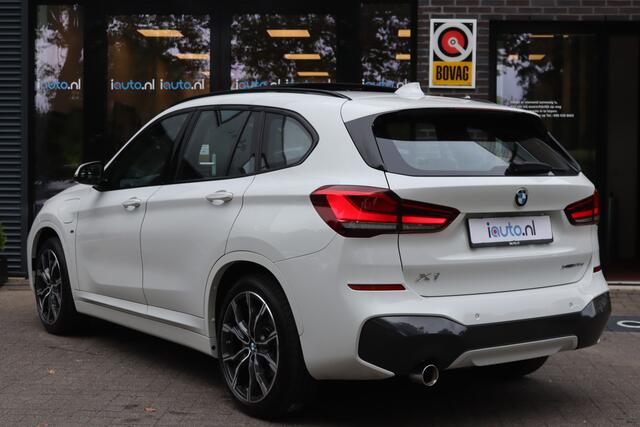 BMW X1 xDrive25e 220pk M-Sport Shadow Line Pano/Keyless/Navi/Leder Dakota/LED/DAB/19"
