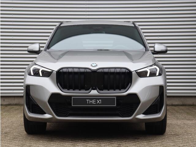 BMW X1 xDrive23i High Executive | M Sportpakket Pro | Travel Pack | Comfort Pack | Innovation Pack | Panoramadak | Harman Kardon | Trekhaak