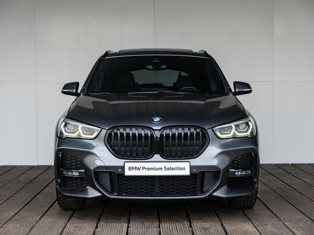 BMW X1 sDrive20i | High Executive | M Sportpakket | Achteruitrijcamera | Panoramadak | Stoelverwarming | Head-Up Display | 19''