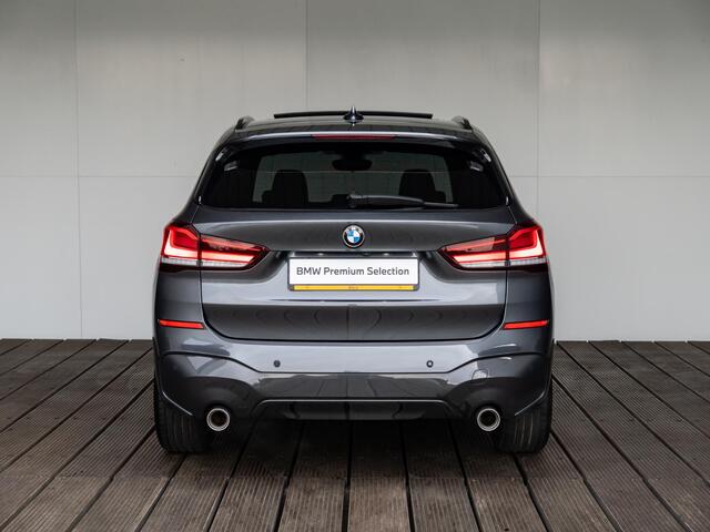BMW X1 sDrive20i | High Executive | M Sportpakket | Achteruitrijcamera | Panoramadak | Stoelverwarming | Head-Up Display | 19''