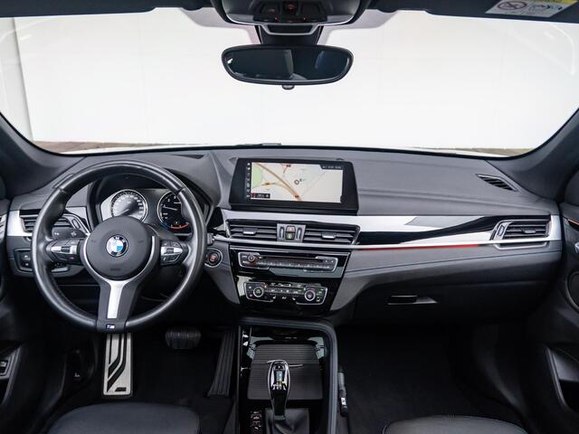 BMW X1 sDrive20i | High Executive | M Sportpakket | Achteruitrijcamera | Panoramadak | Stoelverwarming | Head-Up Display | 19''