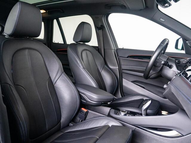 BMW X1 sDrive20i | High Executive | M Sportpakket | Achteruitrijcamera | Panoramadak | Stoelverwarming | Head-Up Display | 19''