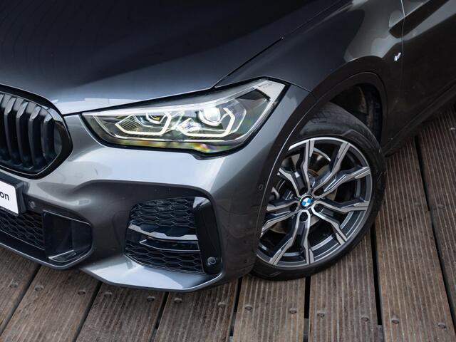 BMW X1 sDrive20i | High Executive | M Sportpakket | Achteruitrijcamera | Panoramadak | Stoelverwarming | Head-Up Display | 19''