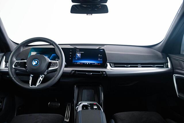 BMW X1 xDrive25e M Sport - Sportstoelen - Elektrisch verwarmde voorstoelen - Comfort Access - Driving Assistant Plus - Automatisch dimmende binnenspiegel - Grootlichtassistent - Sportstuurwiel -