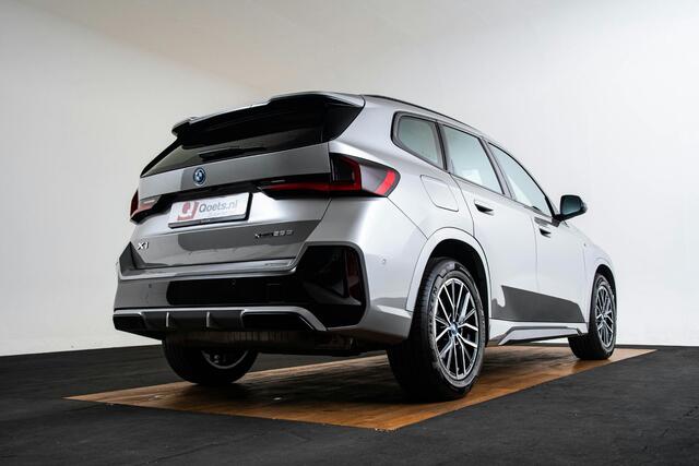 BMW X1 xDrive25e M Sport - Sportstoelen - Elektrisch verwarmde voorstoelen - Comfort Access - Driving Assistant Plus - Automatisch dimmende binnenspiegel - Grootlichtassistent - Sportstuurwiel -
