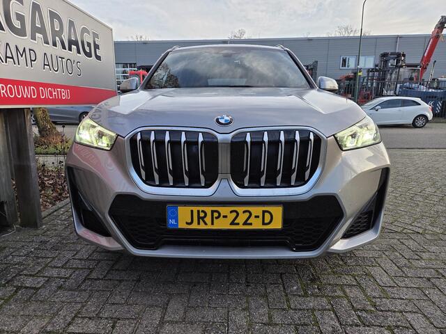 BMW X1 sDrive18i M Sport Shadow Line 18"/Panoramadak/Trekhaak/Sportstoelen/Keyless/Stoelverwarming/Camera/Elektrisch klep