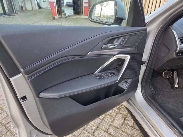 BMW X1 sDrive18i M Sport Shadow Line 18"/Panoramadak/Trekhaak/Sportstoelen/Keyless/Stoelverwarming/Camera/Elektrisch klep