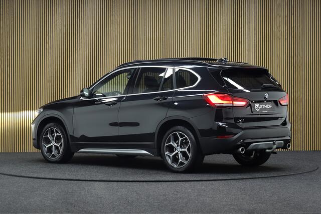 BMW X1 sDrive20i High Executive Edition | Elek. Glazen Panoramadak | Cruise-control | Afneembare Trekhaak | Elek. Achterklep | Clima | Navigatie | Parkeerhulp | Leder | Stoelverwarming