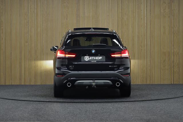 BMW X1 sDrive20i High Executive Edition | Elek. Glazen Panoramadak | Cruise-control | Afneembare Trekhaak | Elek. Achterklep | Clima | Navigatie | Parkeerhulp | Leder | Stoelverwarming