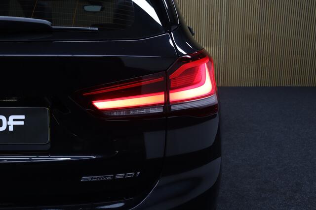 BMW X1 sDrive20i High Executive Edition | Elek. Glazen Panoramadak | Cruise-control | Afneembare Trekhaak | Elek. Achterklep | Clima | Navigatie | Parkeerhulp | Leder | Stoelverwarming