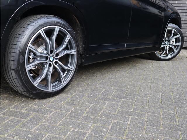 BMW X1 xDrive25e High Executive M Sport Pakket Automaat / Panoramadak / Trekhaak / Shadow Line / LED / Head-up Display / Sportstoelen / 19 Inch / Leder / Parkeersensoren voor+achter / Stoelverwarming / Harman Kardon / Achteruitrijcamera / Stuurwielverwarming / E