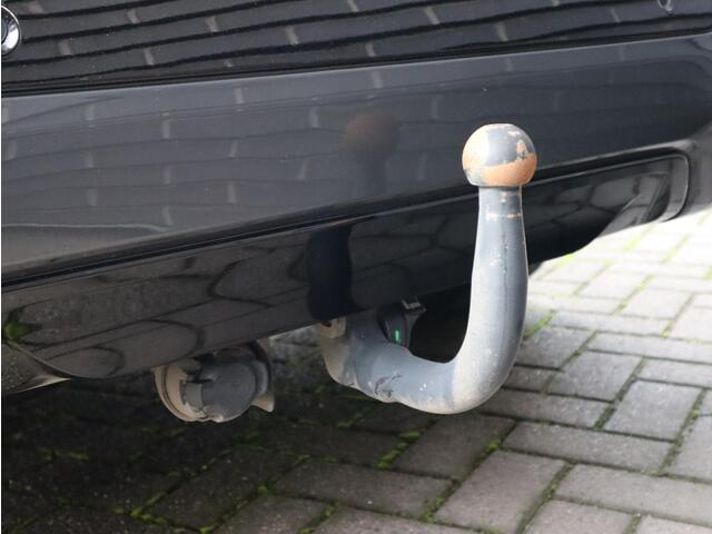 BMW X1 xDrive25e High Executive M Sport Pakket Automaat / Panoramadak / Trekhaak / Shadow Line / LED / Head-up Display / Sportstoelen / 19 Inch / Leder / Parkeersensoren voor+achter / Stoelverwarming / Harman Kardon / Achteruitrijcamera / Stuurwielverwarming / E