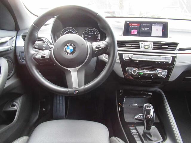BMW X1 sDrive18i SPORTLINE ** LED, NAVI+, HALF-LEDER, TREKH, PRIVACY, ELECTR. A-KLEP ** 1e EIG - UNFALLFREI - 47 dkm (!) ** ** INFORMEER OOK NAAR ONZE AANTREKKELIJKE FINANCIAL-LEASE TARIEVEN **