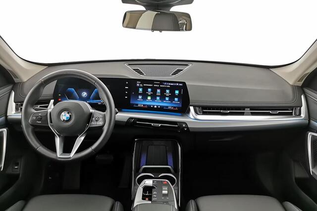 BMW X1 sDrive18iA xLine ** ADAPT. LED, LEDER, PANORAMA, TREKH, ADAPT. CRUISE, ACT. SPORTST ** 1e EIG - Ex BMW-AG - UNFALLFREI ** ** INFORMEER OOK NAAR ONZE AANTREKKELIJKE FINANCIAL-LEASE TARIEVEN **