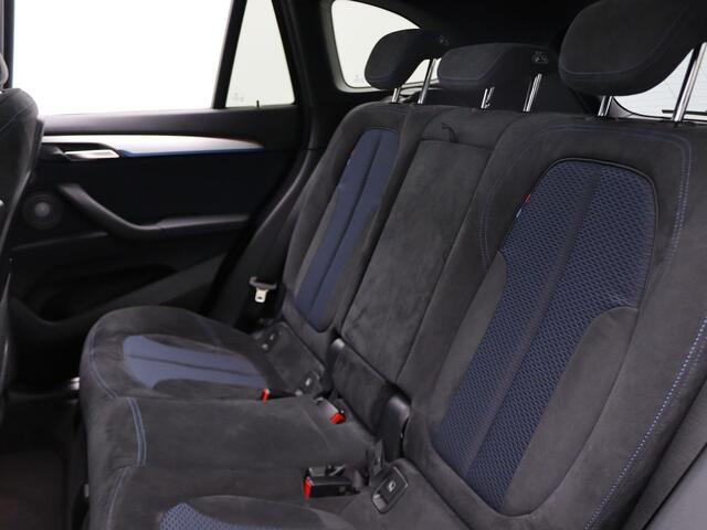 BMW X1 sDrive20i High Executive | M Sportpakket | Achteruitrijcamera | Panoramadak | Driving Assistant Plus | Active Cruise Control | Head-Up Display | Harman Kardon | 18''