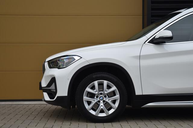 BMW X1 sDrive20i Executive * Trekhaak * Face Lift model * LED * Sportstoelen *