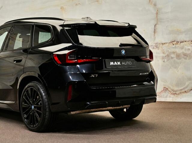 BMW X1 xDrive30e M Sport Pro, M stoelen, pano, tr.haak, H/K, 20", HUD, ACC, keyless, privacy