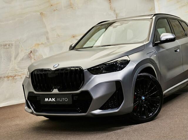 BMW X1 xDrive30e M Sport Pro, M stoelen, pano, tr.haak, H/K, 20", HUD, ACC, keyless, privacy