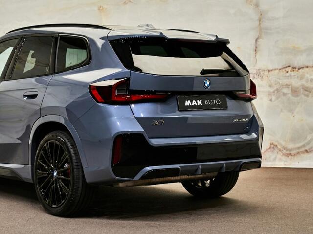 BMW X1 xDrive30e M Sport Pro, M stoelen, pano, tr.haak, H/K, 20", HUD, ACC, keyless, privacy
