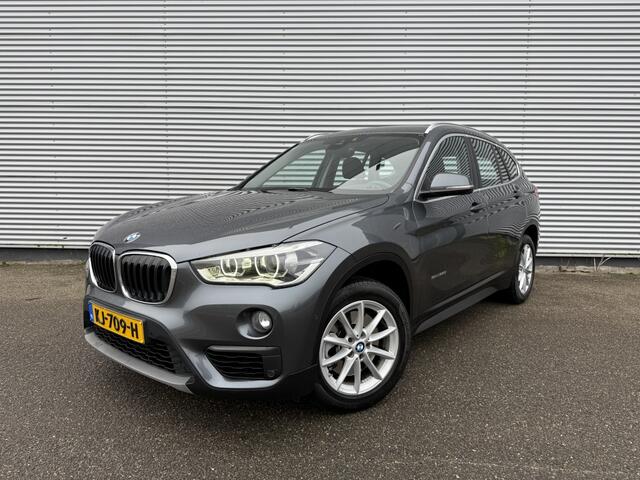 BMW X1 sDrive20i Cent.Hi.Ex NAP Automaat Leer Dealer OH HUD Trekhaak