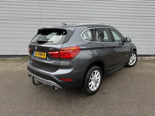 BMW X1 sDrive20i Cent.Hi.Ex NAP Automaat Leer Dealer OH HUD Trekhaak