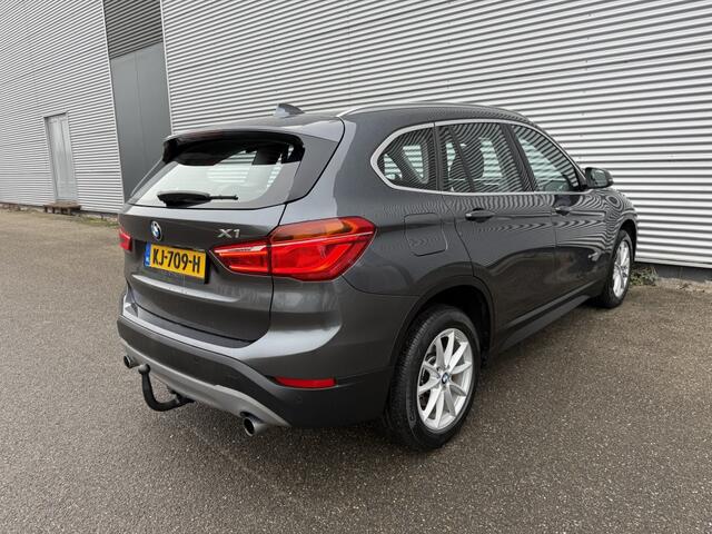 BMW X1 sDrive20i Cent.Hi.Ex NAP Automaat Leer Dealer OH HUD Trekhaak