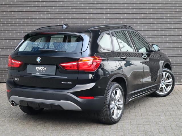 BMW X1 sDrive18i Executive Sport Line Automaat / Navigatie / LED / 18 Inch / Parkeersensoren voor+achter / Voorstoelen Verwarmd / Sportstuur /