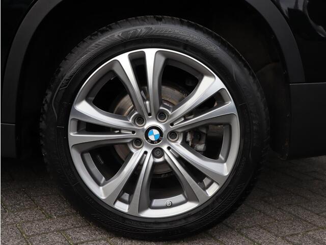 BMW X1 sDrive18i Executive Sport Line Automaat / Navigatie / LED / 18 Inch / Parkeersensoren voor+achter / Voorstoelen Verwarmd / Sportstuur /