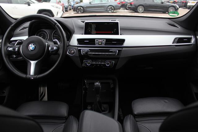 BMW X1 sDrive20i High Executive Edition M Sport / Trekhaak / Panoramadak / Camera / Leder / Head-up / 19'' / Navigatie / DAB / Cruise Control