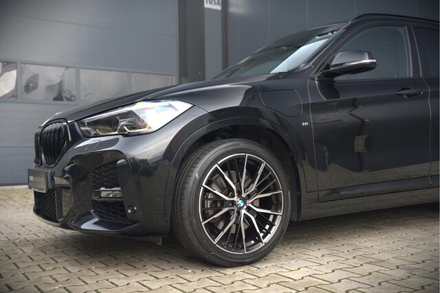 BMW X1 xDrive25e Business Ed. Plus M Sport | Adaptive Cruise Control | Vol Leder | Keyless | Camera | Stuurverwarming | Stoelverwarming | Shadow line | DAB | HIFI | Automaat | PDC | Navigatie |