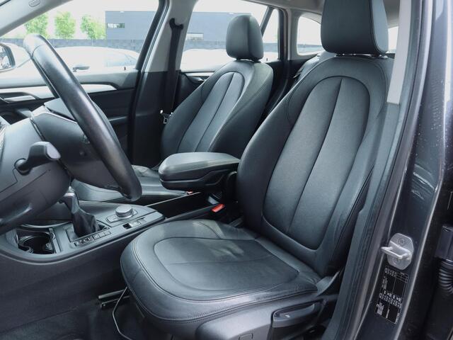 BMW X1 sDrive20i Centennial High Executive | Clima | Cruise | Navi | Leder | Stoelverwarming | Pano | Parkeer-assistent |