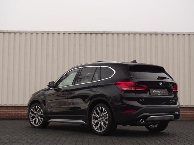 BMW X1 xDrive25e X-Line | Nav-Prof | HUD | Schuifdak | Leer | 19 inch | Trekhaak!