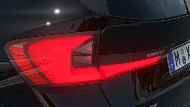 BMW X1 xDrive25e High Executive M Sport Automaat / Panoramadak / Trekhaak / Sportstoelen / M Adaptief onderstel / Comfort Access / Adaptieve LED / Head-Up / Harman-Kardon