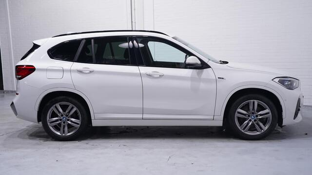 BMW X1 xDrive25e m Sport Panodak Afn. trekaah Led koplampen Stoel-/stuur verwarming Camera PDC v+a Head up