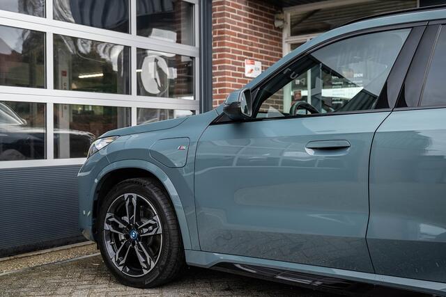 BMW X1 25e xDrive M Sport | Panorama | Shadow | Camera | Elek. Trekhaak | Adap. led | Stoelverwarming | 19' inch |