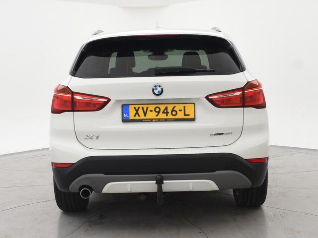 BMW X1 sDrive18i AUT. SPORTLINE + TREKHAAK | LED | SPORTSTOELEN | STOELVERWARMING | NAVIGATIE