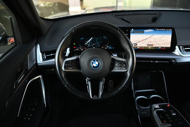 BMW X1 xDrive25e M Sport Automaat / Sportstoelen / Achteruitrijcamera / M Adaptief onderstel / Comfort Access / Adaptieve LED / Harman-Kardon / Stoelverwarming