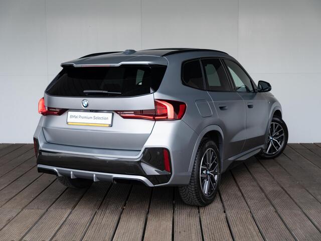 BMW X1 xDrive23i | M Sportpakket | Travel Pack | Achteruitrijcamera | Panoramadak | Stoelverwarming | 18''