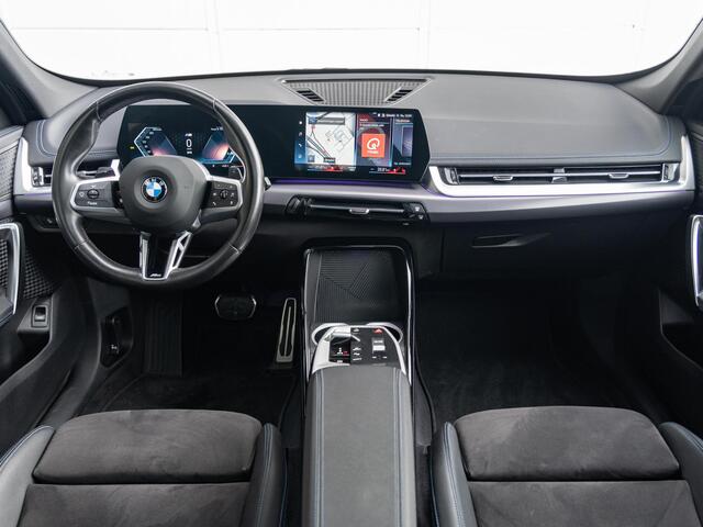 BMW X1 xDrive23i | M Sportpakket | Travel Pack | Achteruitrijcamera | Panoramadak | Stoelverwarming | 18''