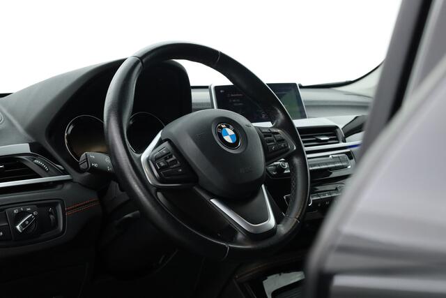 BMW X1 sDrive20i 192PK High Executive - Automaat | Afn. Trekhaak | Nav | Cruise | ACC | Led | Elek. Klep | Sfeerverl. | PDC | 1800kg trekg. V
