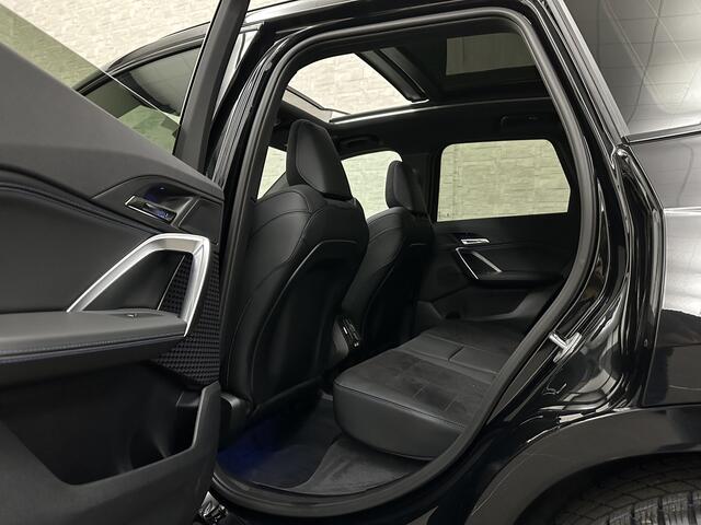 BMW X1 18i M-Sport Performance-Pack | Panorama | Sportstoelen | Carbon | Keyless-Entry | Sfeerverlichting | Achteruitrij-Camera | Carplay | Full-LED | Black-Optic | Getint Glas | Stoelverwarming | Draadloos Laden |