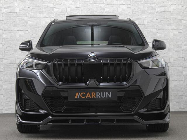 BMW X1 18i M-Sport Performance-Pack | Panorama | Sportstoelen | Carbon | Keyless-Entry | Sfeerverlichting | Achteruitrij-Camera | Carplay | Full-LED | Black-Optic | Getint Glas | Stoelverwarming | Draadloos Laden |