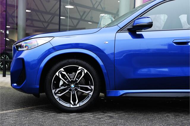 BMW X1 sDrive18i M Sport Automaat / Trekhaak / Sportstoelen / Achteruitrijcamera / M Adaptief onderstel / Comfort Access / Adaptieve LED / Stoelverwarming