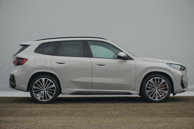 BMW X1 xDrive25e M Sportpakket Pro 20'' / Panoramadak / Head-Up Display / Driving Assistant Professional / Trekhaak