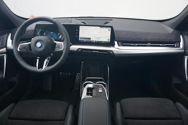 BMW X1 xDrive25e M Sportpakket Pro 20'' / Panoramadak / Head-Up Display / Driving Assistant Professional / Trekhaak