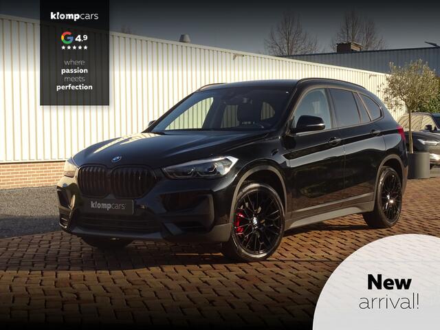 BMW X1 sDrive20i Sportif | All-Black | Uniek | Custom | 19 inch | Nav