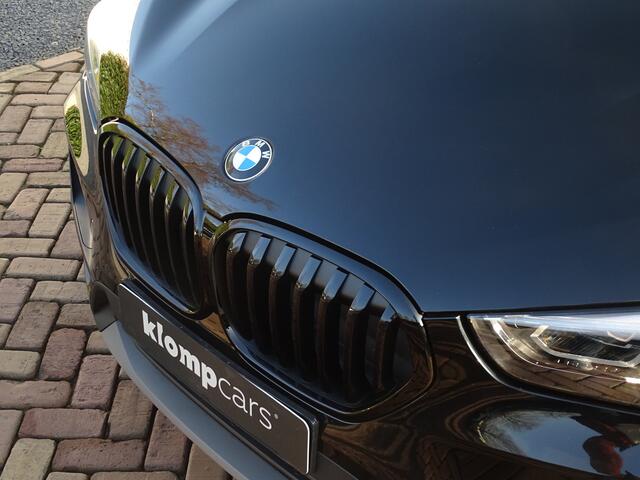 BMW X1 sDrive20i Sportif | All-Black | Uniek | Custom | 19 inch | Nav