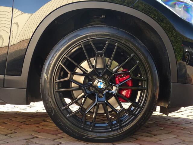 BMW X1 sDrive20i Sportif | All-Black | Uniek | Custom | 19 inch | Nav