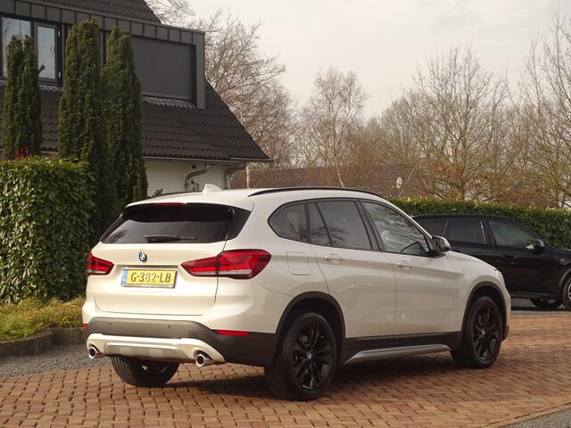 BMW X1 sDrive20i ParelWeiss | Full Options | HUD | NavPro | Stoelverw | All wheater | Uniek