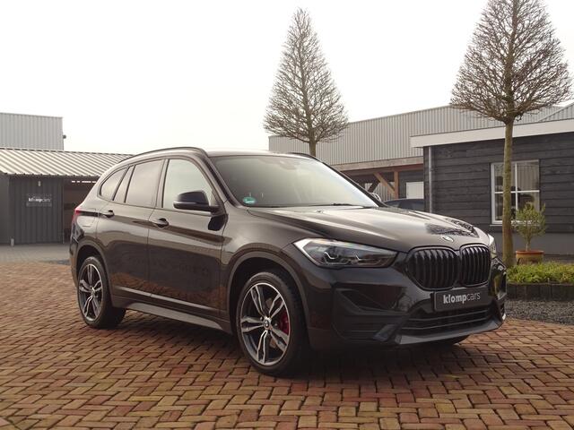 BMW X1 sDrive20i Sportif | All-Black | Uniek | Custom | 19 inch | Nav